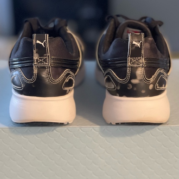 Size 9.5 Black Womens Puma walking sneakers only worn once, like new. - Picture 4 of 5